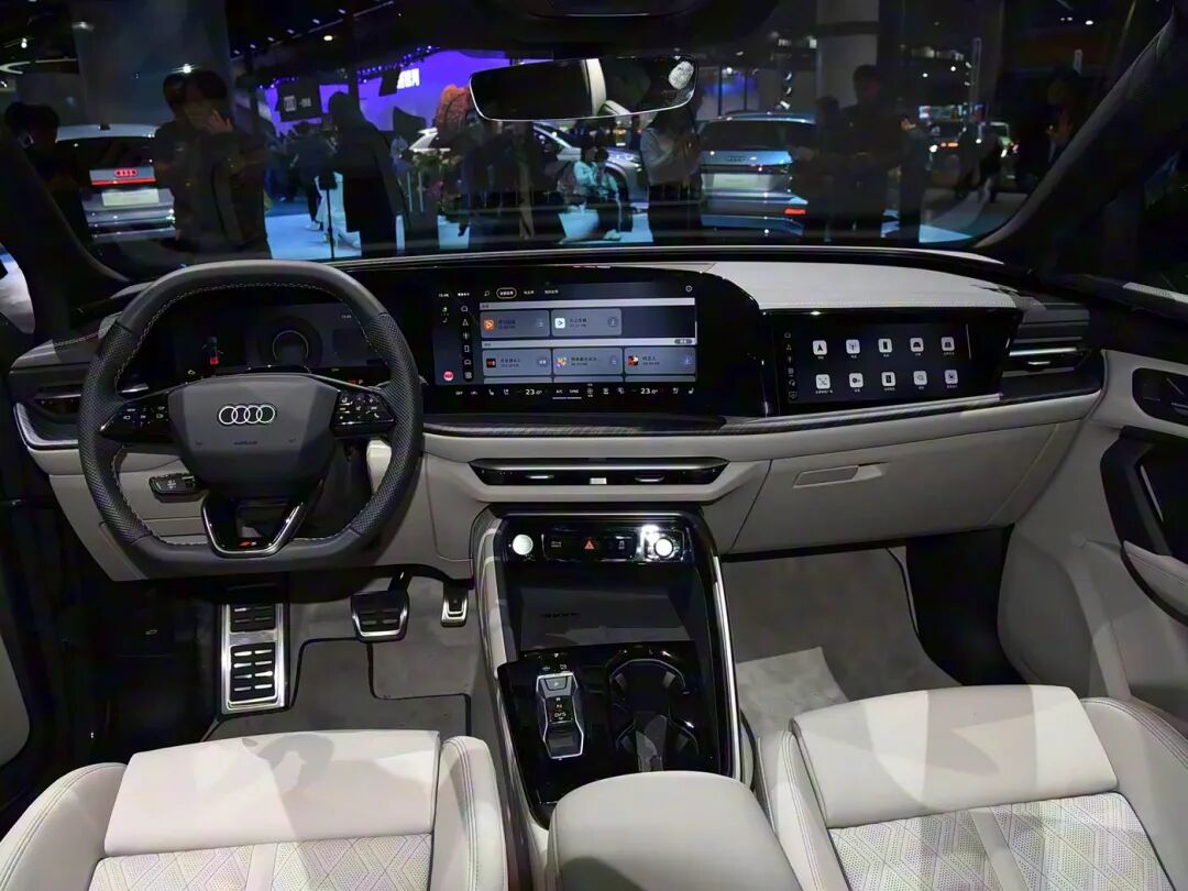 1127奥迪内饰.jpg